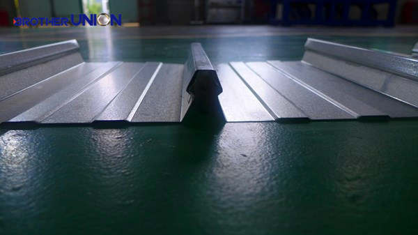 Klip Lok Roofing Panel Roll Forming Machine 